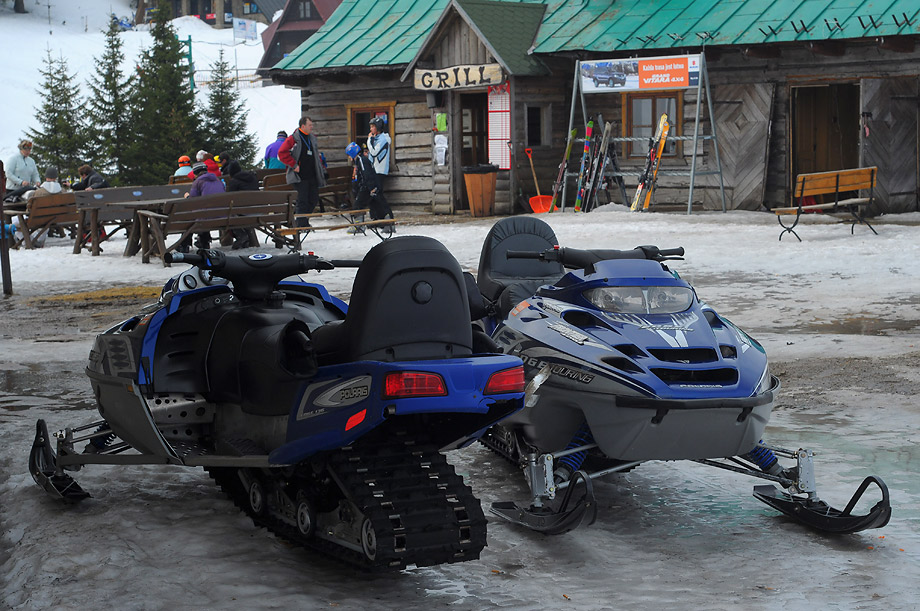 Skutery przy schronisku na Hali Miziowej (Beskid Żywiecki)